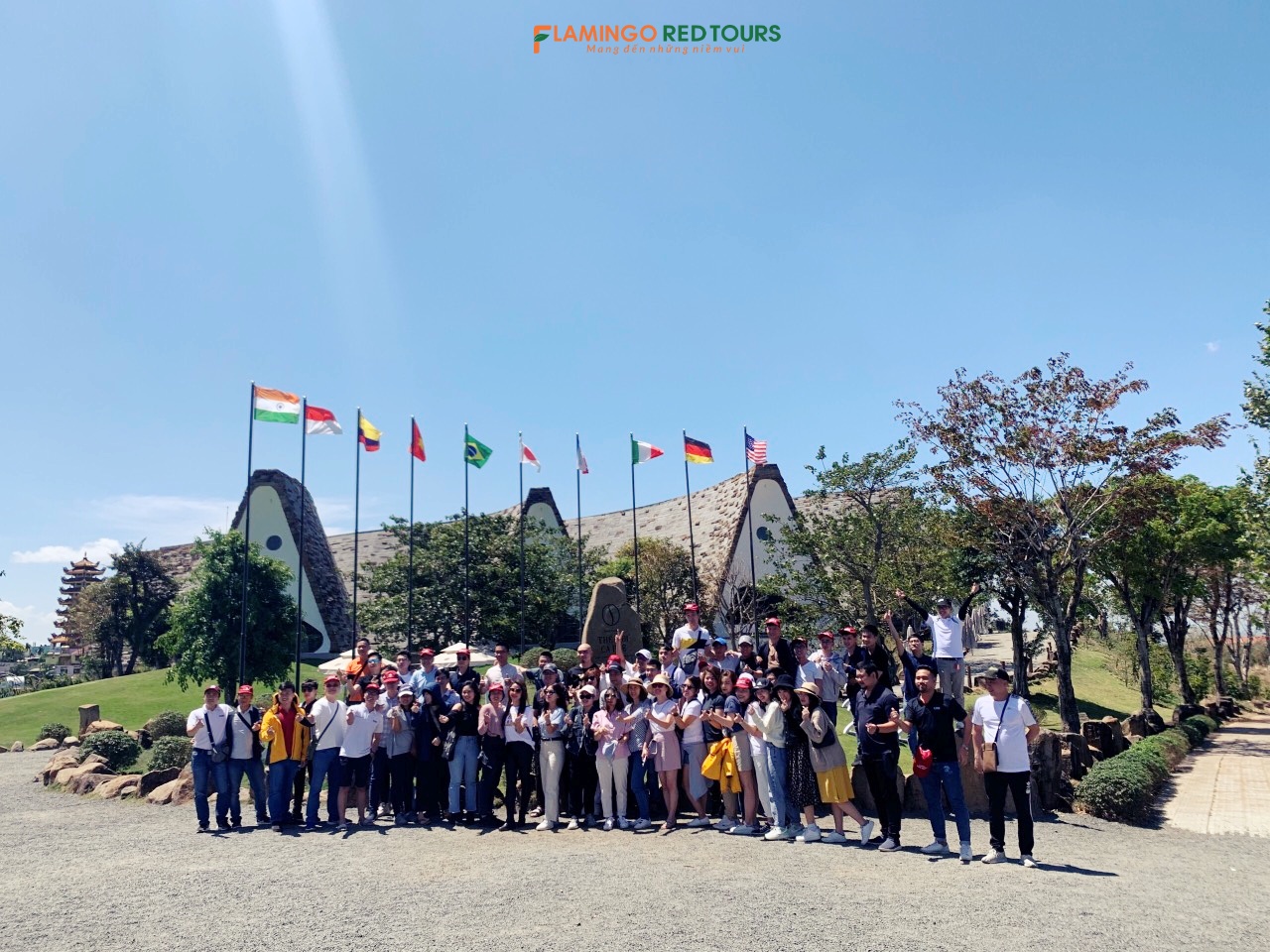 Hình ảnh đoàn khách của Flamingo Redtours khi tham gia hành trình Tây Nguyên